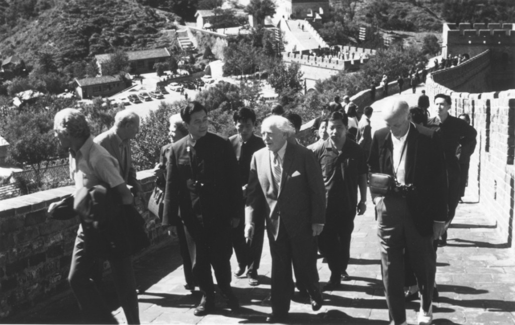 Philadelphia Orchestra music director Eugene Ormandy (center) visited the Great Wall with the official tour host group and orchestra officials in 1973.