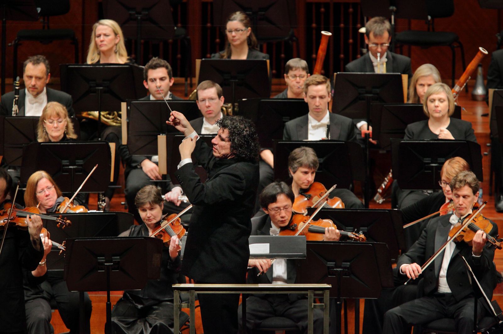 Giancarlo Guerrero conducts the Nashville Symphony (credit: Bill Steber).