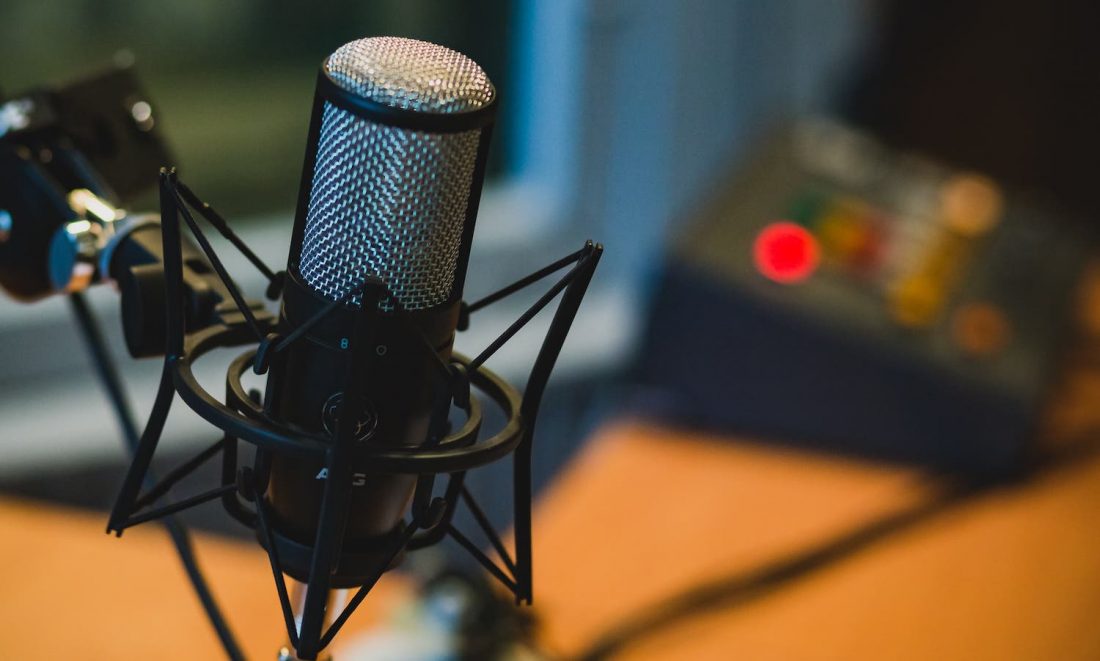 A microphone for podcasts (StockSnap_Maciej_Korsan)