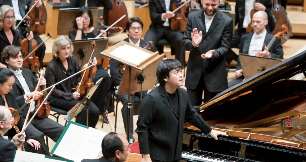 Kirill Karabits acknowledges Sunwook Kim | © Anne Ryan 2019